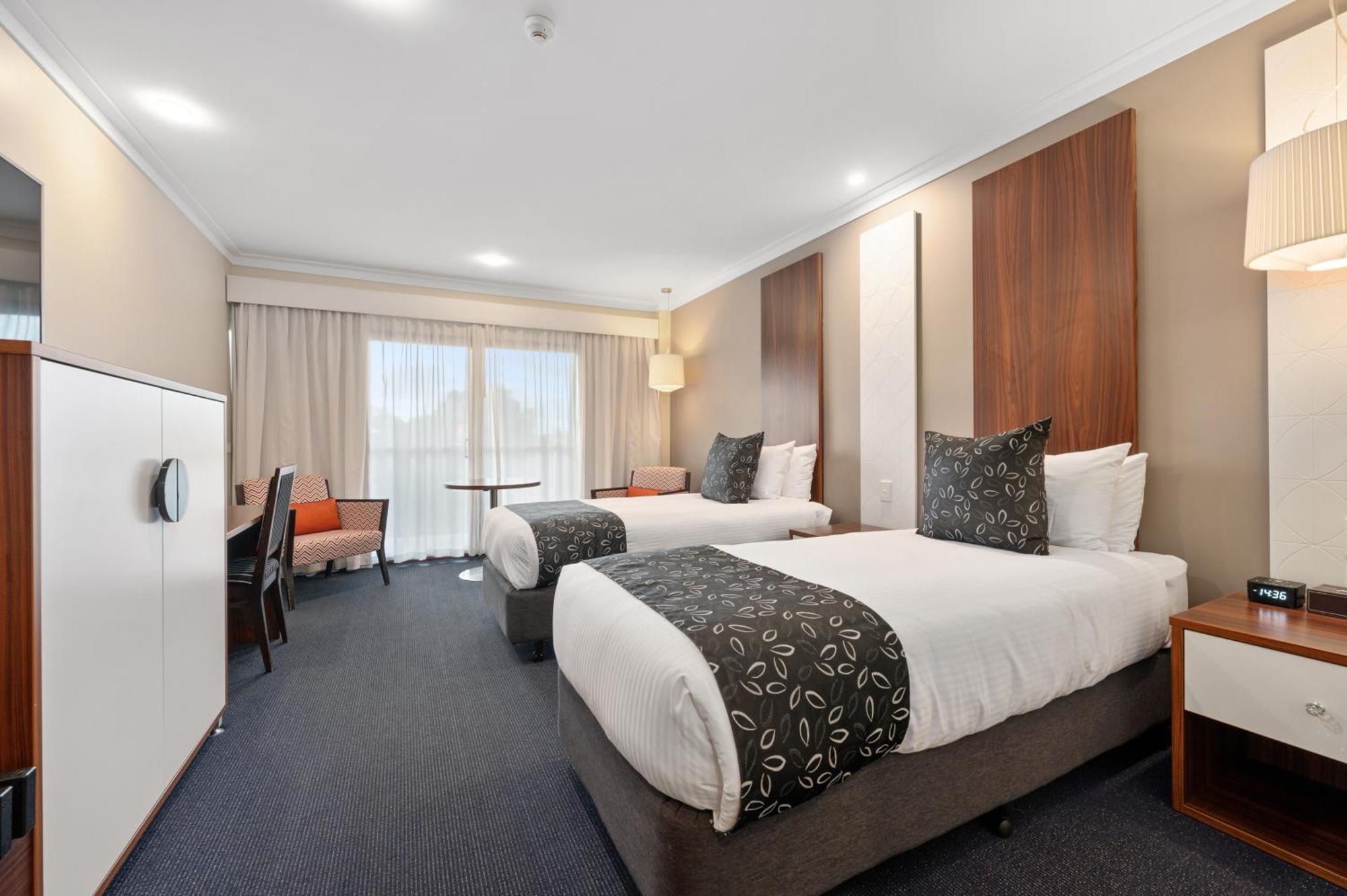 Quality Hotel Taylors Lakes Extérieur photo