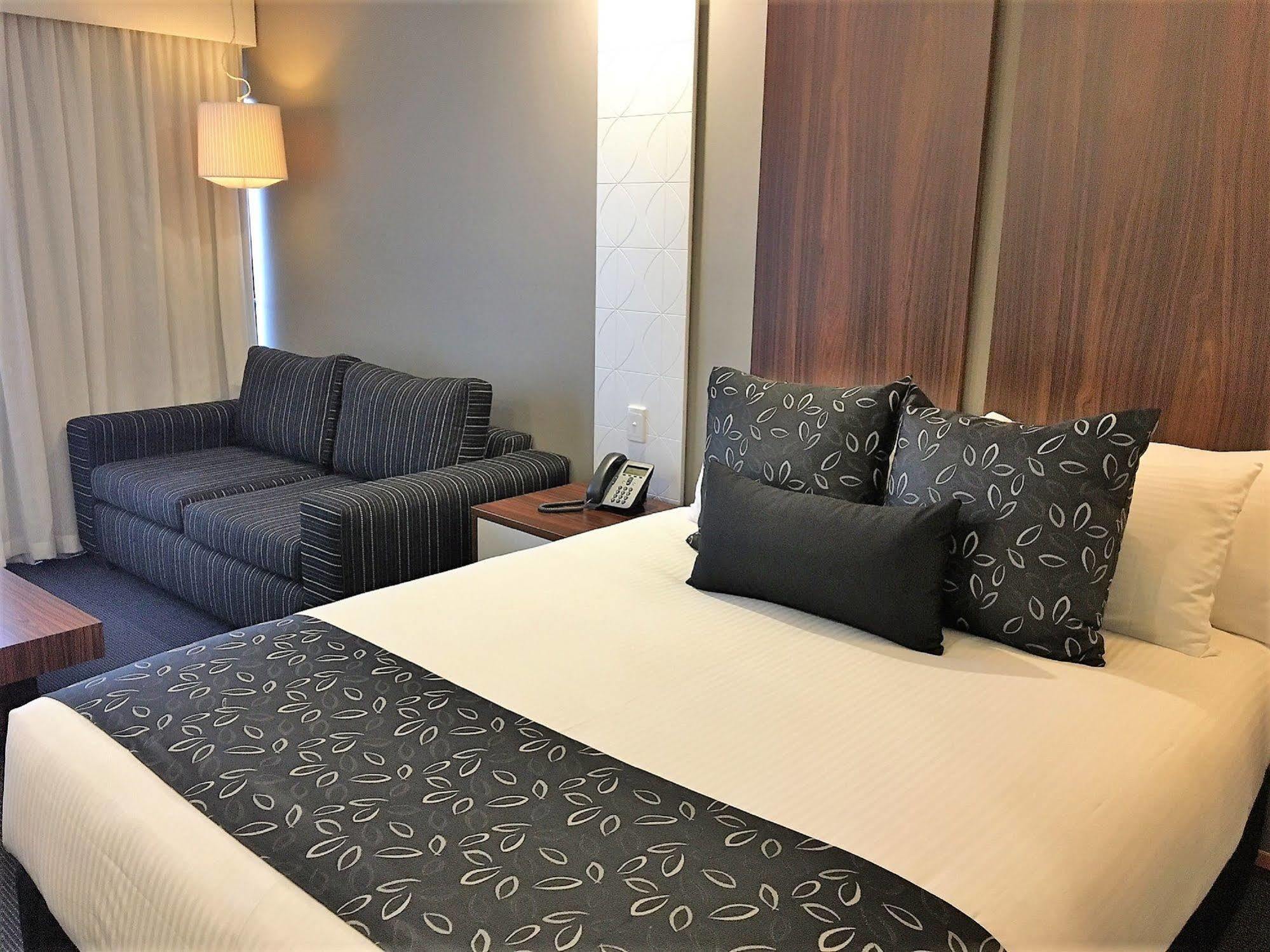 Quality Hotel Taylors Lakes Extérieur photo